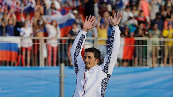 Matej Beňuš na stupni víťazov v Riu, kde pri svojej premiére získal striebro.