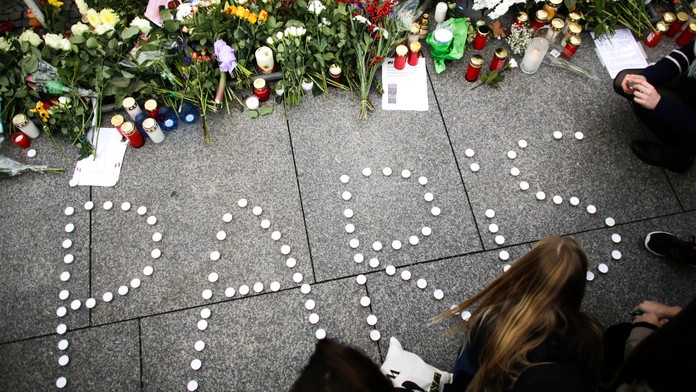 Mladá žena vytvorila nápis Paris z čajových sviečok 