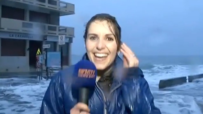 Reportérku zmietla prílivová vlna.