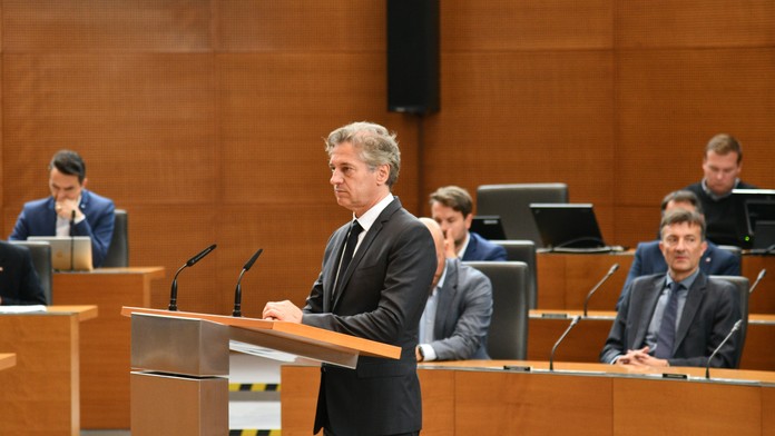 Slovinský premiér vystupuje v parlamente v Ľubľane.