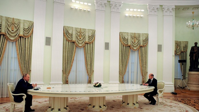 Putin začal rokovanie s nemeckým kancelárom Scholzom. Ten pred ním odmietol ruský PCR test