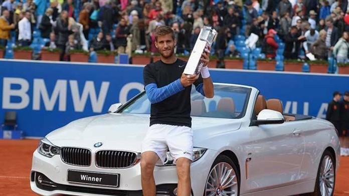 Martin Kližan sa teší zo zisku trofeje a auta na mníchovskej antuke.