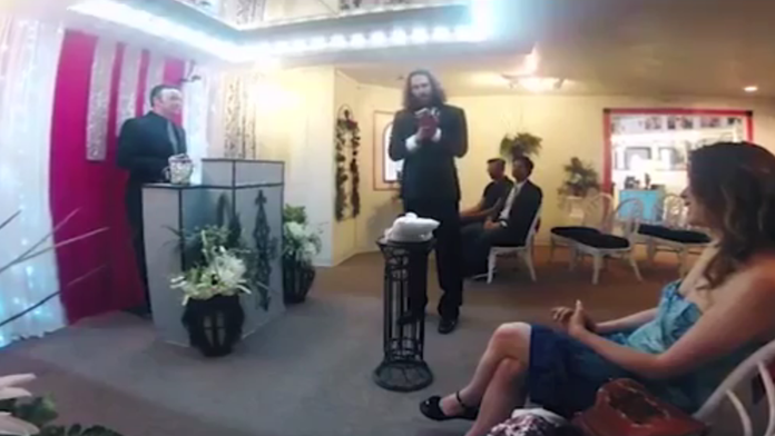 Muž si berie svoj mobil.