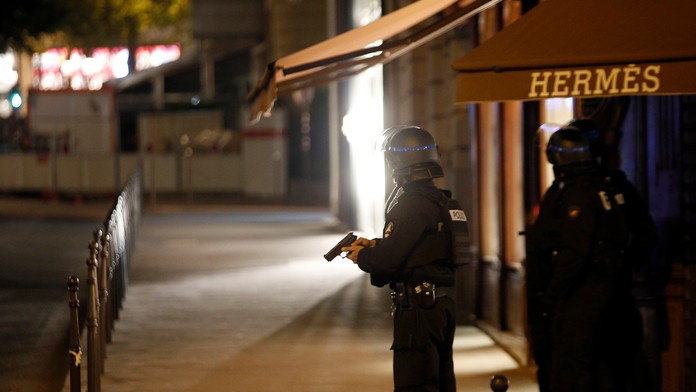 Parížski policajti obsadili celý bulvár.
