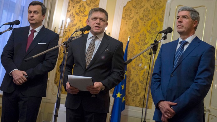 Lídri koaličných strán - Andrej Danko (SNS), Robert Fico (Smer-SD) a Béla Bugár (Most-Híd).