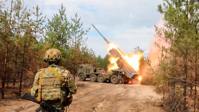 Na snímke z videa zverejnenej ruským ministerstvom obrany ruský raketový útok na Ukrajinu z neznámeho miesta.