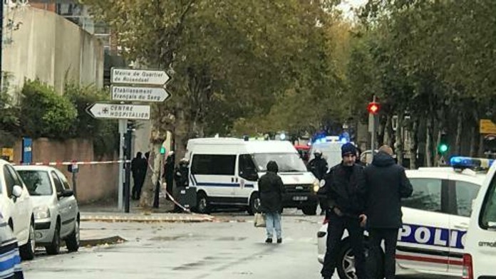 Žena hrozila atentátom v nemocnici vo Francúzsku