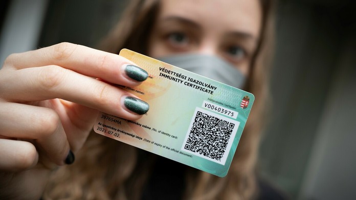 Maďarská žena ukazuje vakcinačný preukaz.