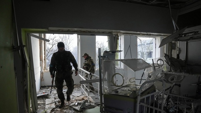 Mariupol: Po bombardovaní umeleckej školy zostali pod troskami stovky ľudí