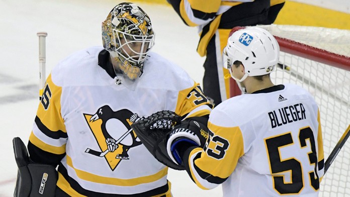 Brankár Pittsburghu Penguins Tristan Jarry a jeho spoluhráč  Teddy Blueger.