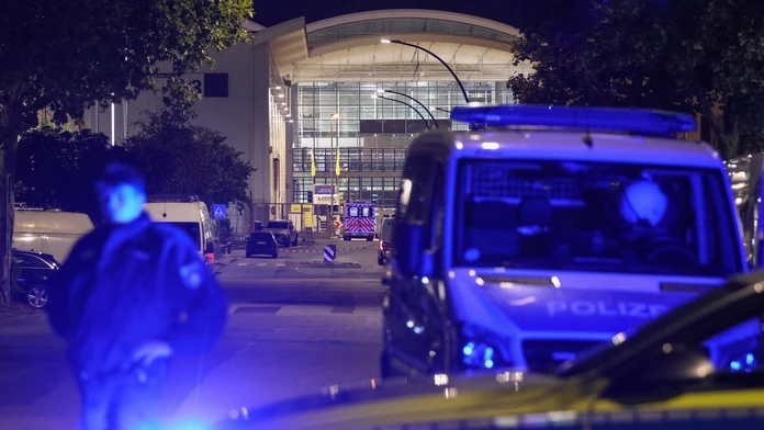 Streľba v továrni si vyžiadala dvoch mŕtvych. Po útočníkovi pátra vyše 20 policajných áut