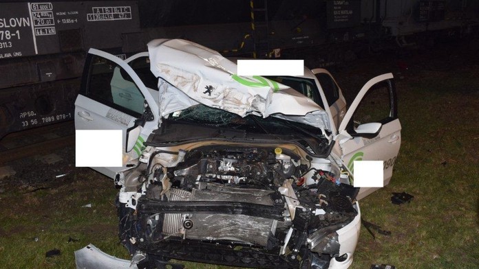 Vlak sa zrazil s taxíkom