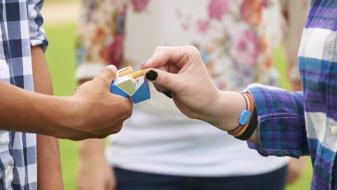 Európska krajina rozbieha boj proti mladým fajčiarom. Ak si zapália, hrozí im pokuta