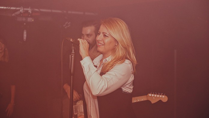 Policajné autá a sanitky stoja v dave ľudí neďaleko haly Tempodrom, kde sa strieľalo v Berlíne.