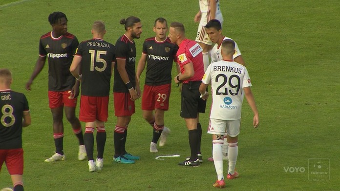 Hráći Trnavy diskutujú z rozhodcom po faule.