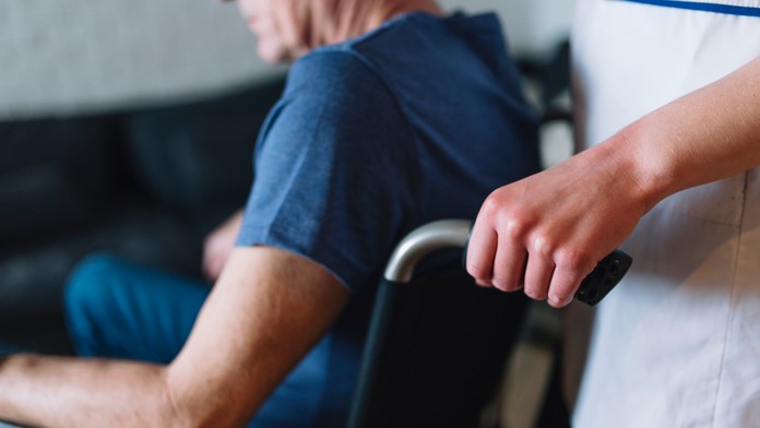 „Už ani nevyzeral ako človek.“ V domove dôchodcov zomrel klient, nikto si to celé dni nevšimol. Objavila ho až neter