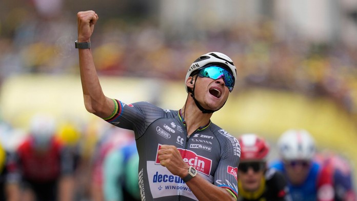 V závere zdolal Pogačara v ťažkom súboji. Mathieu van der Poel oslavije etapový triumf na Tour po dlhej dobe