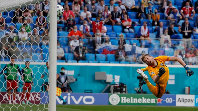 Na snímke fínsky brankár slovenského pôvodu Lukáš Hrádecký inkasuje gól z kopačky Alexeja Mirančuka.