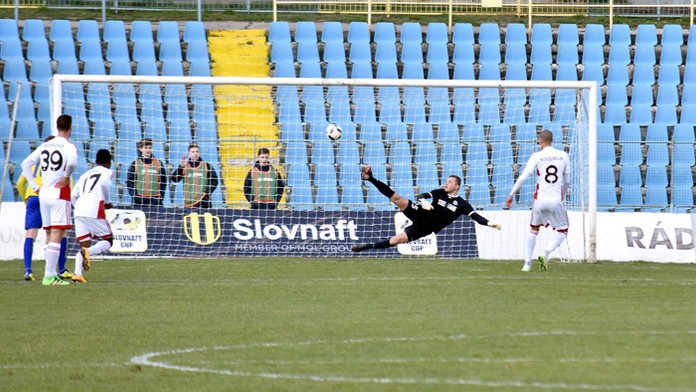 Vpravo hráč AS Trenčín Ryan Koolwijk strieľa prvý gól z pokutového kopu brankárovi FC VSS Košice Mariánovi Kellovi 