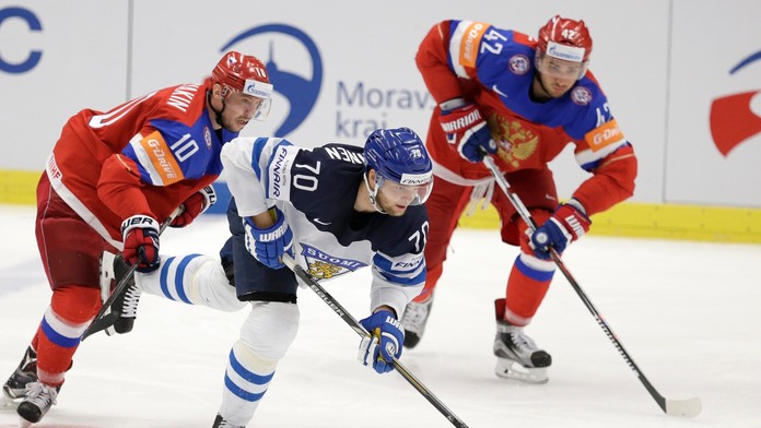 Sergej Mozjakin a Arťom Anisimov naháňajú Teemu Hartikainena.