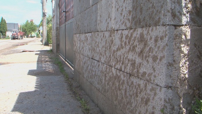 Špinavá ulica v obci Pažiť v okrese Partizánske