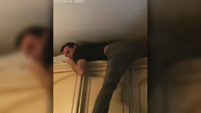 Šéf  kalábrijskej mafie za skryňou.