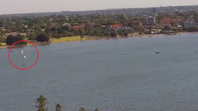 Lietadlo sa zrútilo do rieky.