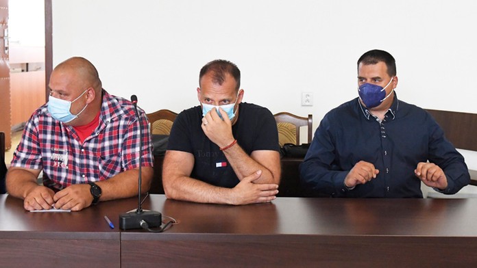 Bratia Paškovci na súde - zľava Maroš, Martin a Branislav.