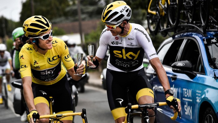 Geraint Thomas  v žltom drese a jeho tímový kolega Christopher Froome si pripíjajú so šampanským počas 21. etapy TdF 2018.