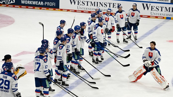 Hráči Slovenska oceňujú výkon svojho brankára Rastislava Eliáša