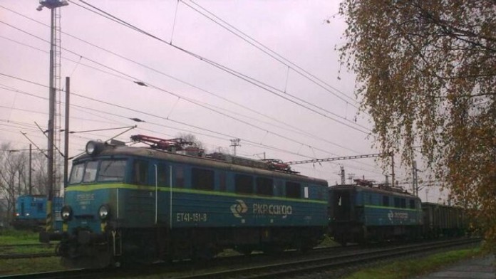 Vlak s vykoľajenými vozňami prešiel asi 1,5 kilometra