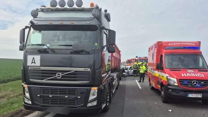 Tragická nehoda na diaľnici D1. Náraz do kamiónu bol smrteľný pre 44-ročného muža