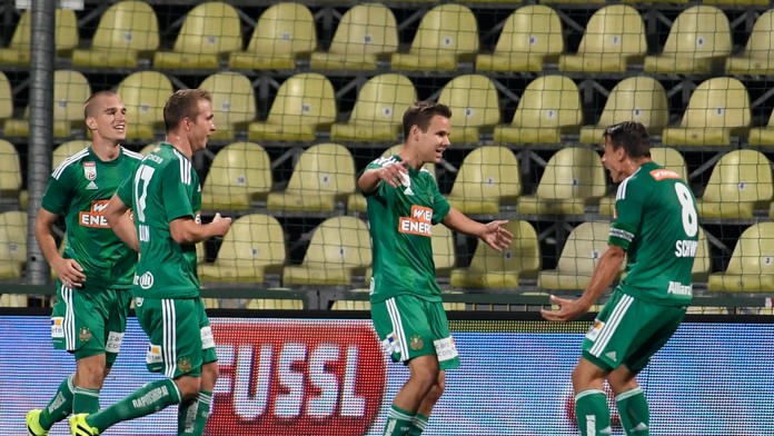 Gólová radosť hráčov Rapidu Viedeň v dueli predkola EL proti AS Trenčín.