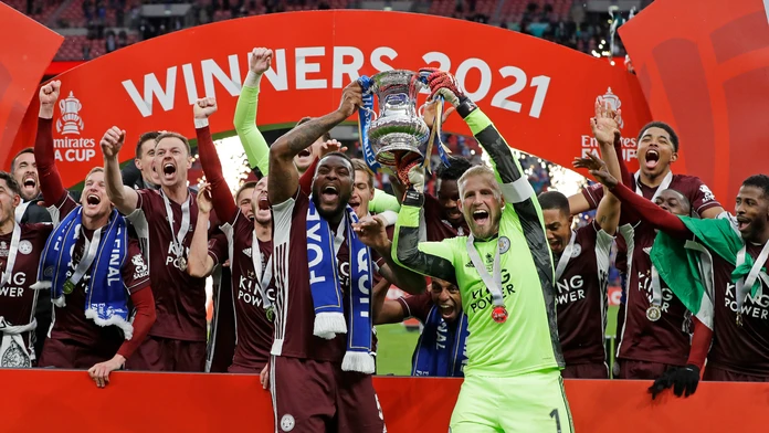 Sprava Kasper Schmeichel a Wes Morgan z Leicesteru oslavujú triumf v FA Cupe.