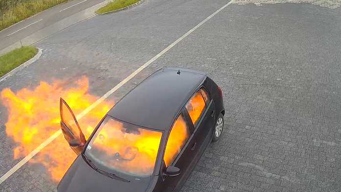 VIDEO: Kamera zachytila šokujúcu nehodu z Poľska. Je dôkazom toho, že pri čistení auta sa nefajčí