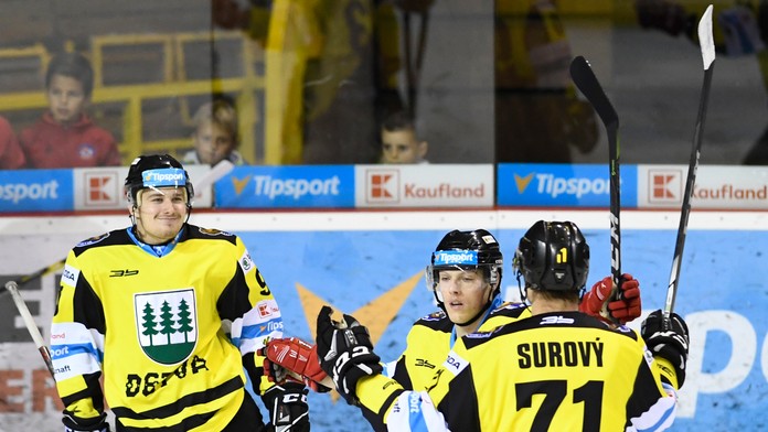 Peter Valent (vľavo) oslavuje so spoluhráčmi z Detvy gól na ľade Trenčína.