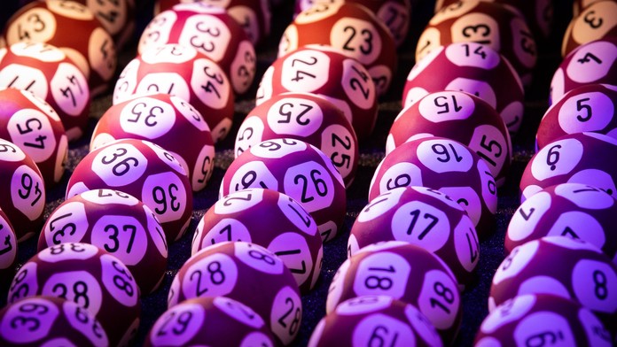 Stávkový ošiaľ v obľúbenej lotérii. Pravidlá zaručujú, že rekordný jackpot padne už tento týždeň