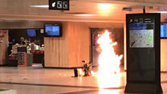 Muž sa snažil odpáliť väčšiu bombu, ale nepodarilo sa mu to a spôsobil len malý výbuch.