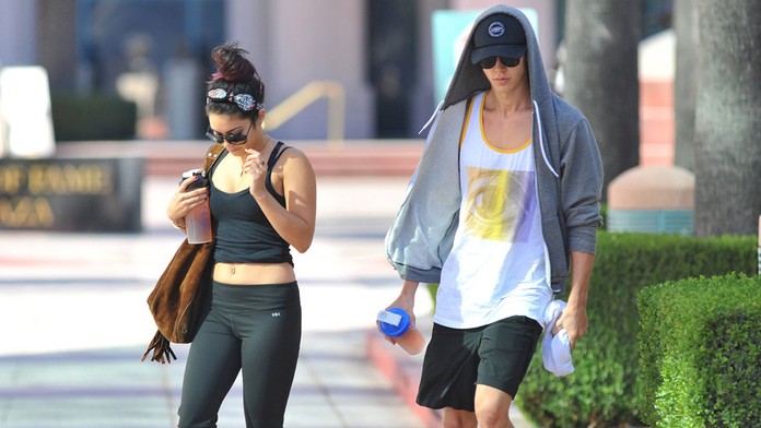 Sprava Timo Meier a Antti Suomela zo San Jose oslavujú gól proti Arizone.