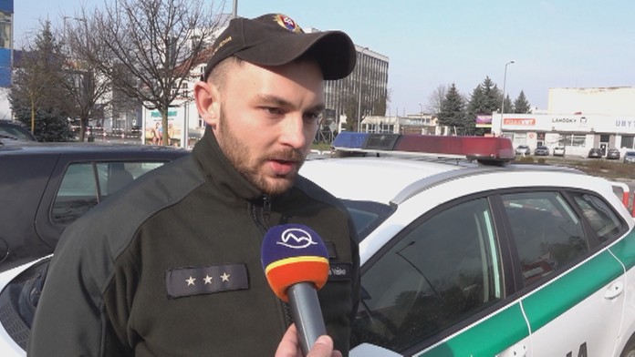 Výbuch poškodil aj okná.