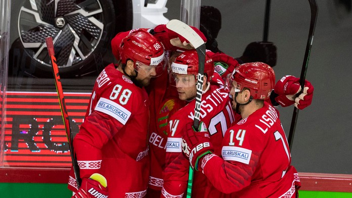 Bieloruskí hokejisti po strelení gólu.