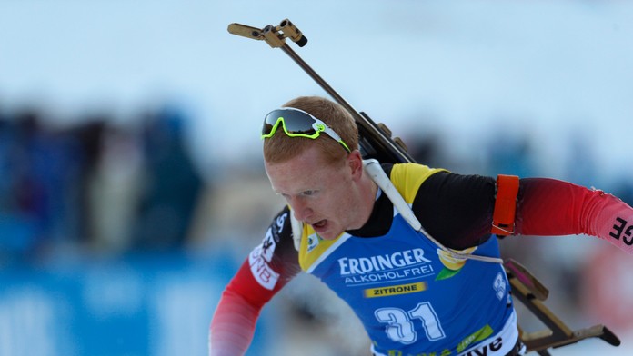 Biatlonista Johannes Thingnes Bö v šprinte v Pokljuke.