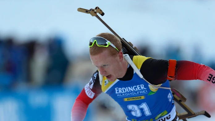 Biatlonista Johannes Thingnes Bö v šprinte v Pokljuke.