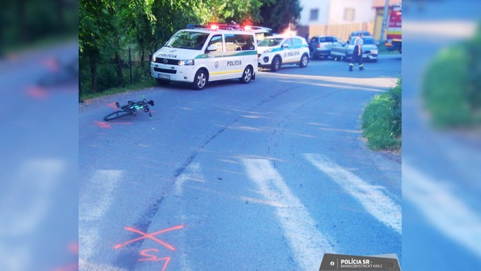 Nehoda na priechode pre chodcov. Auto zrazilo 10-ročného cyklistu