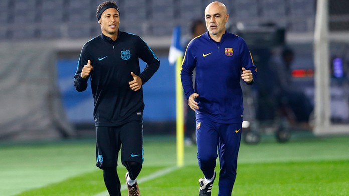  Hráč FC Barcelony Neymar (vľavo) trénuje s členom svojho družstva.