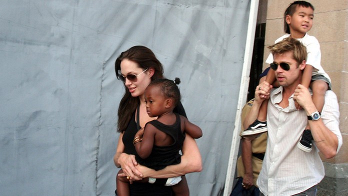 Angelina Jolie a Brad Pitt s dcérou Zaharou a synom Maddoxom na snímke z roku 2006.