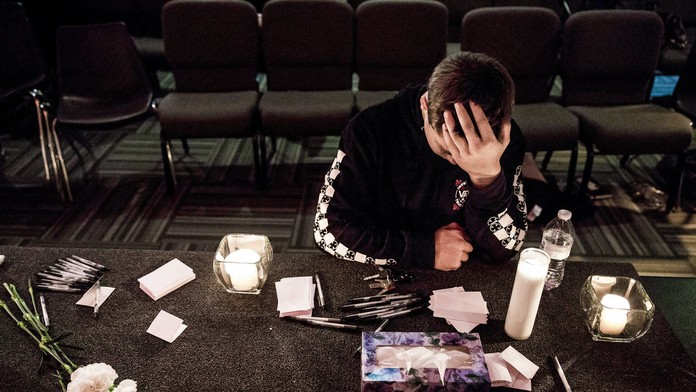 Študent 1. ročníka na strednej škole Marysville Pilchuck High School sa modlí za obete streľby.