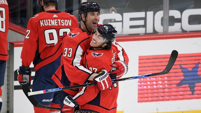 Zdeno Chára v objatí s T.J. Oshie.