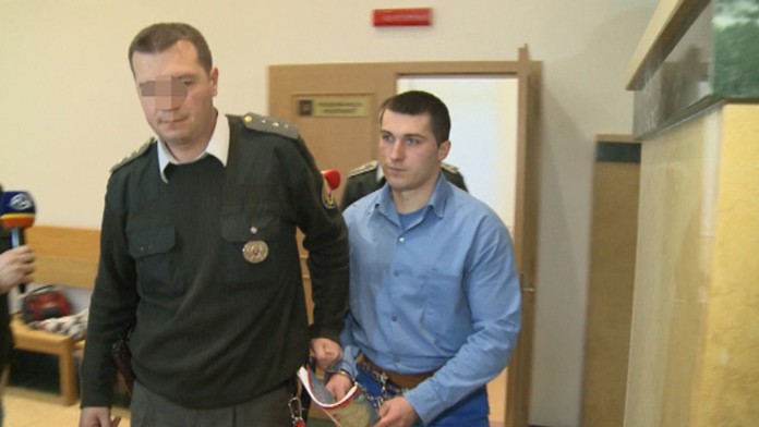 Obžalovaný Roman, ktorý mal údajne otca zhodiť z balkóna.