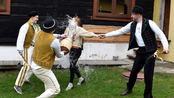 GALÉRIA: Vedro studenej vody na hlavu, alebo do tváre. Ženy si počas tradičnej oblievačky poriadne vytrpia